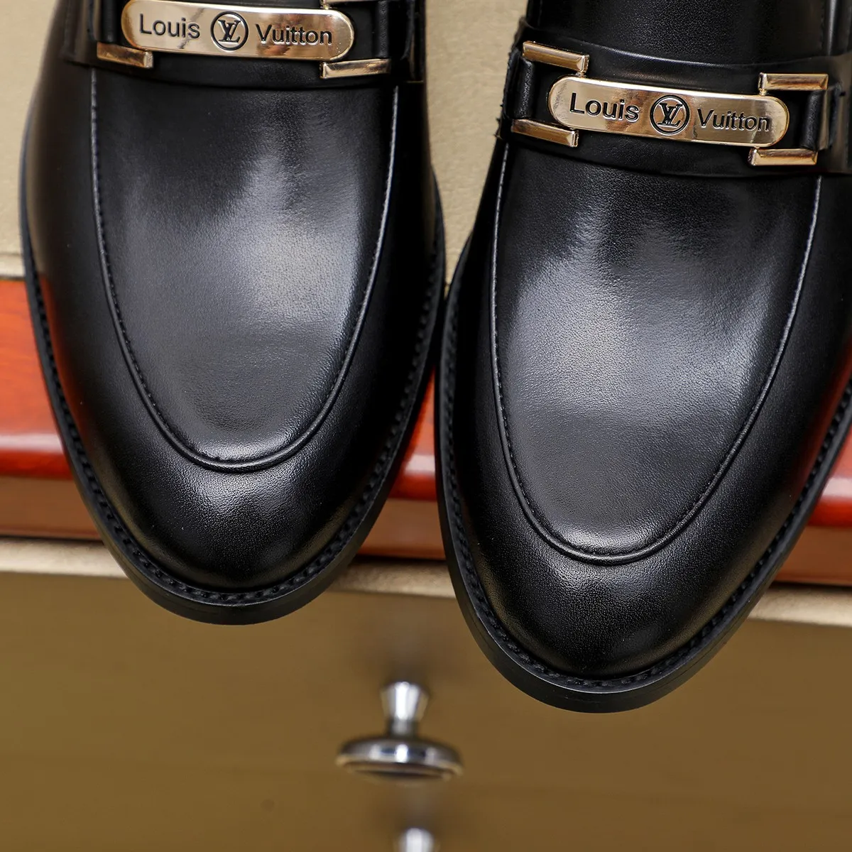 Men's Men's Shoes 💰420 💰[Louis Vuitton] LV high-end business formal leather shoes! ! Luxurious and elegant style, equal emphasis on practicality and style, professional focus on details and quality, counter original 1⃣️: 1⃣️ super accurate reproduction👍🏻! Material: The upper is made of imported original soft 🐂cowhide ➕imported first-layer sheepskin lining. Original anti-slip and wear-resistant outsole! Code number: 39--45, (38.46 custom-made) Large quantities in stock!